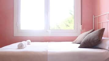 5 bedrooms, iron/ironing board, internet, bed sheets