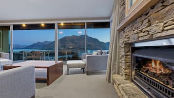 Biệt thự (13 Poole Ln Villa) | Khu phòng khách | TV màn hình phẳng, lò sưởi, đầu đĩa DVD, sàn nhà có sưởi