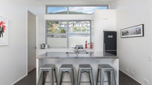 Apartamento, varias camas, vistas a la ciudad (Brilliant Central Location) | Servicio de comidas en la habitación