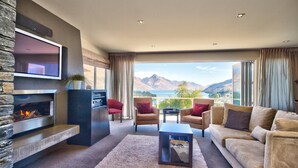 Unclassified image, 3 of 22, button - Number One (Queenstown)