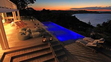 Kolam renang terbuka, kerusi lepak pantai