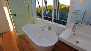 Casa, várias camas, vista para o oceano (Claire's Luxury Hideaway) | Banheiro | Chuveiro, produtos de toalete grátis, secador de cabelo 