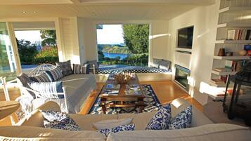 House, Berbilang Katil, Ocean View (Claire's Luxury Hideaway) | Ruang tamu | 40 inci televisyen skrin rata dengan digital, TV