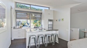 Apartment, Multiple Beds, City View (Central Escape) | In-room dining