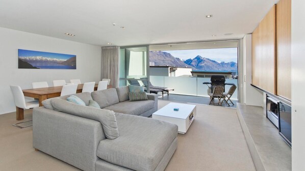 Apartment, Multiple Beds, City View (Central Escape) | Living area