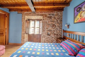 3 bedrooms, iron/ironing board, bed sheets