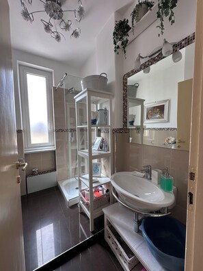 Doccia, asciugacapelli, bidet, asciugamani