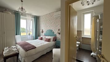 1 chambre, bureau, fer et planche Ă  repasser, lit parapluie