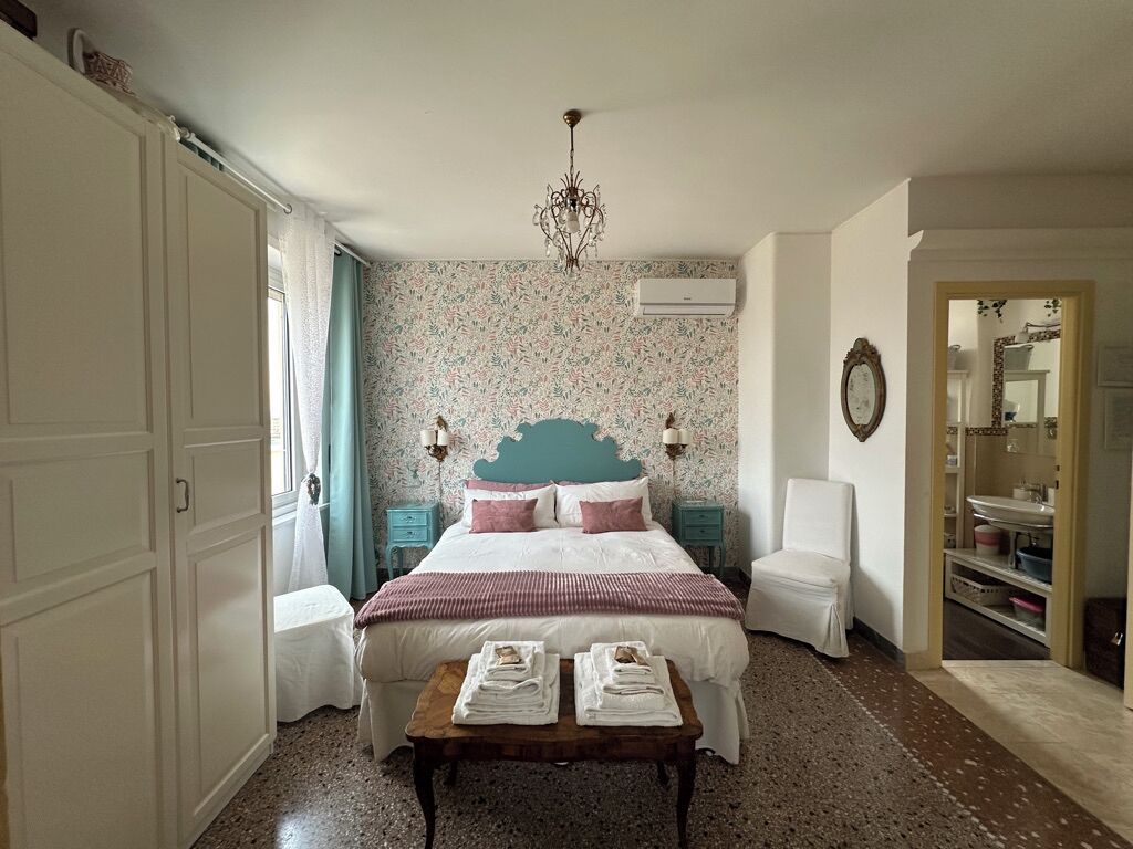 1 chambre, bureau, fer et planche à repasser, lit parapluie