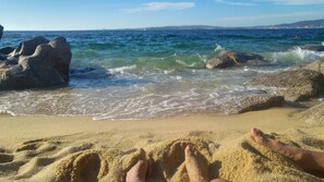 Una spiaggia nelle vicinanze