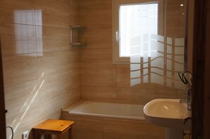Duschwanne, Haartrockner, Handtücher, Toilettenpapier