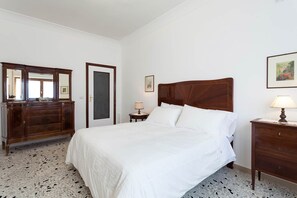 2 quartos, ferros/tábuas de passar roupa, berço de viagem