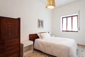 2 bedrooms, iron/ironing board, travel cot, free WiFi