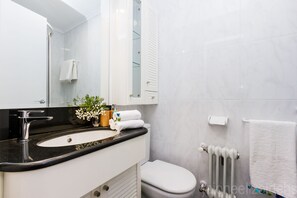Combinazione doccia/vasca, asciugacapelli, asciugamani, sapone