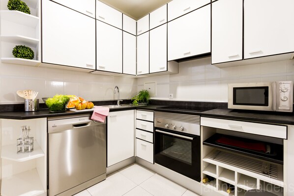 Refrigerador, microondas, horno y parrilla de estufa 