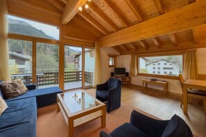 Flat-screen TV, DVD player, stereo - Very quiet roof holiday apartment, vast ski resort very close (Klosters-Serneus)