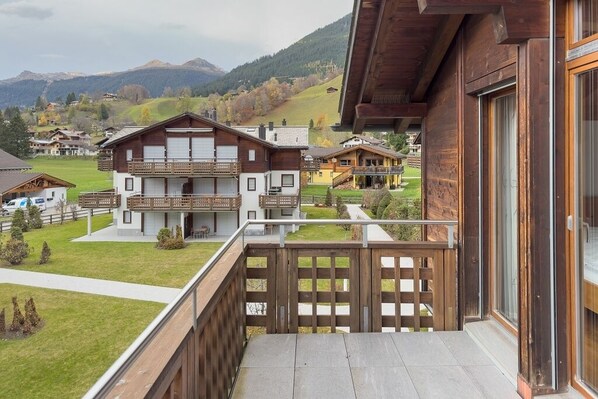 Property grounds - Very quiet roof holiday apartment, vast ski resort very close (Klosters-Serneus)