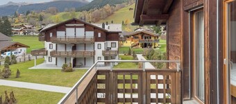 Very quiet roof holiday apartment, vast ski resort very close