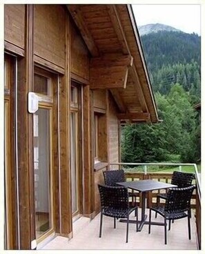 Enjoy breathtaking views of the surrounding mountains from the balcony, where you can sit and relax with a table and four chairs.