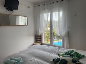 5 bedrooms, desk, iron/ironing board, travel crib