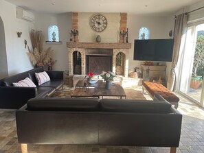 Smart TV, fireplace, DVD player, table tennis