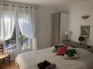 5 bedrooms, desk, iron/ironing board, travel cot