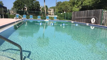 Alberca al aire libre y alberca climatizada