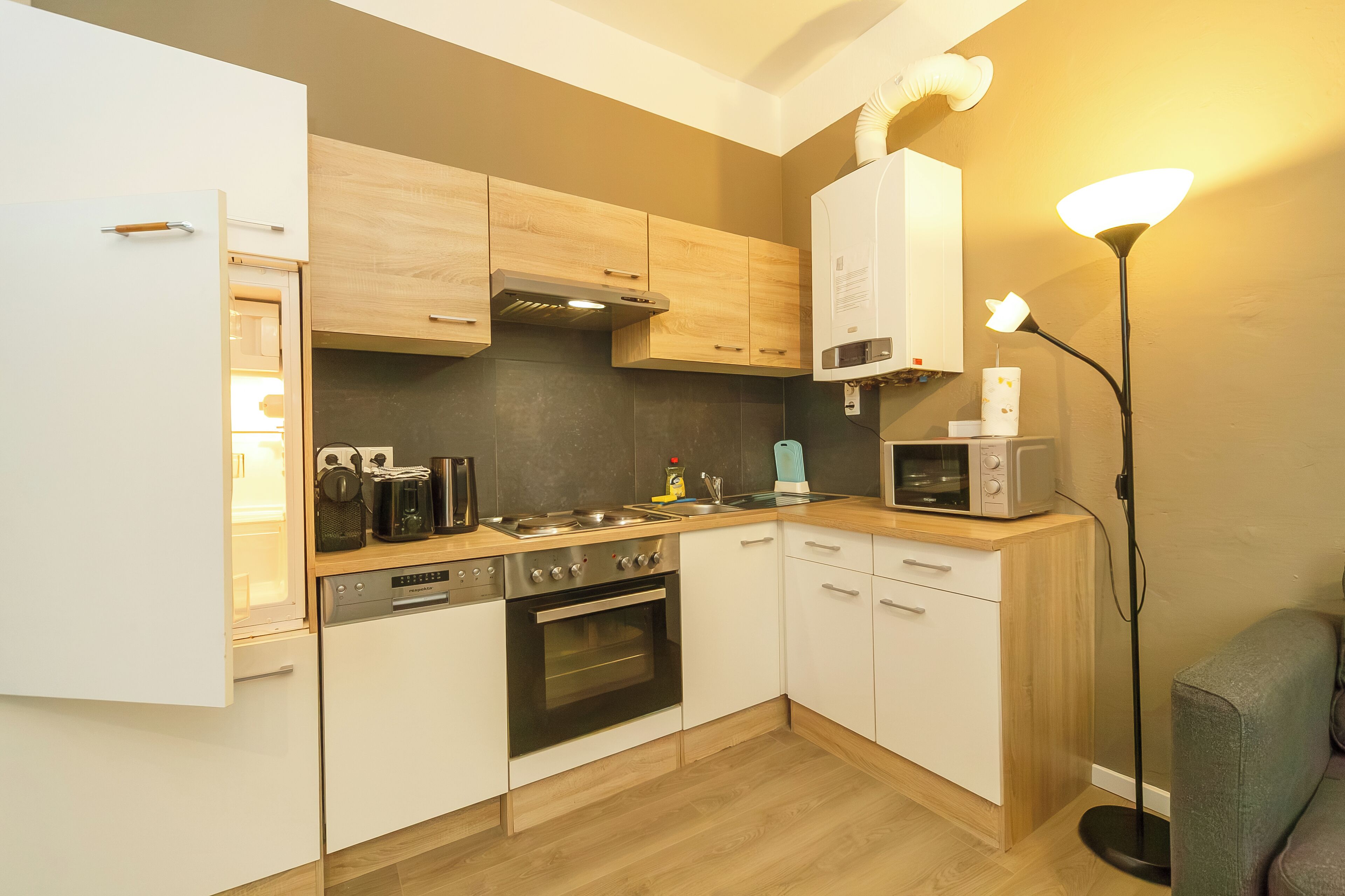 Frigorífico, microondas, horno y placa de cocina