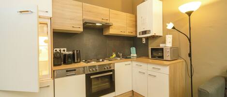 Kühlschrank, Mikrowelle, Ofen, Herdplatte