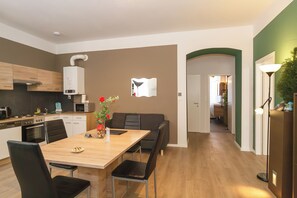 Fridge, microwave, oven, stovetop - Apartment No. 06 in Vienna near Schönbrunn/Westbahnhof | Keyless Check-In (Rudolfsheim-Fünfhaus)