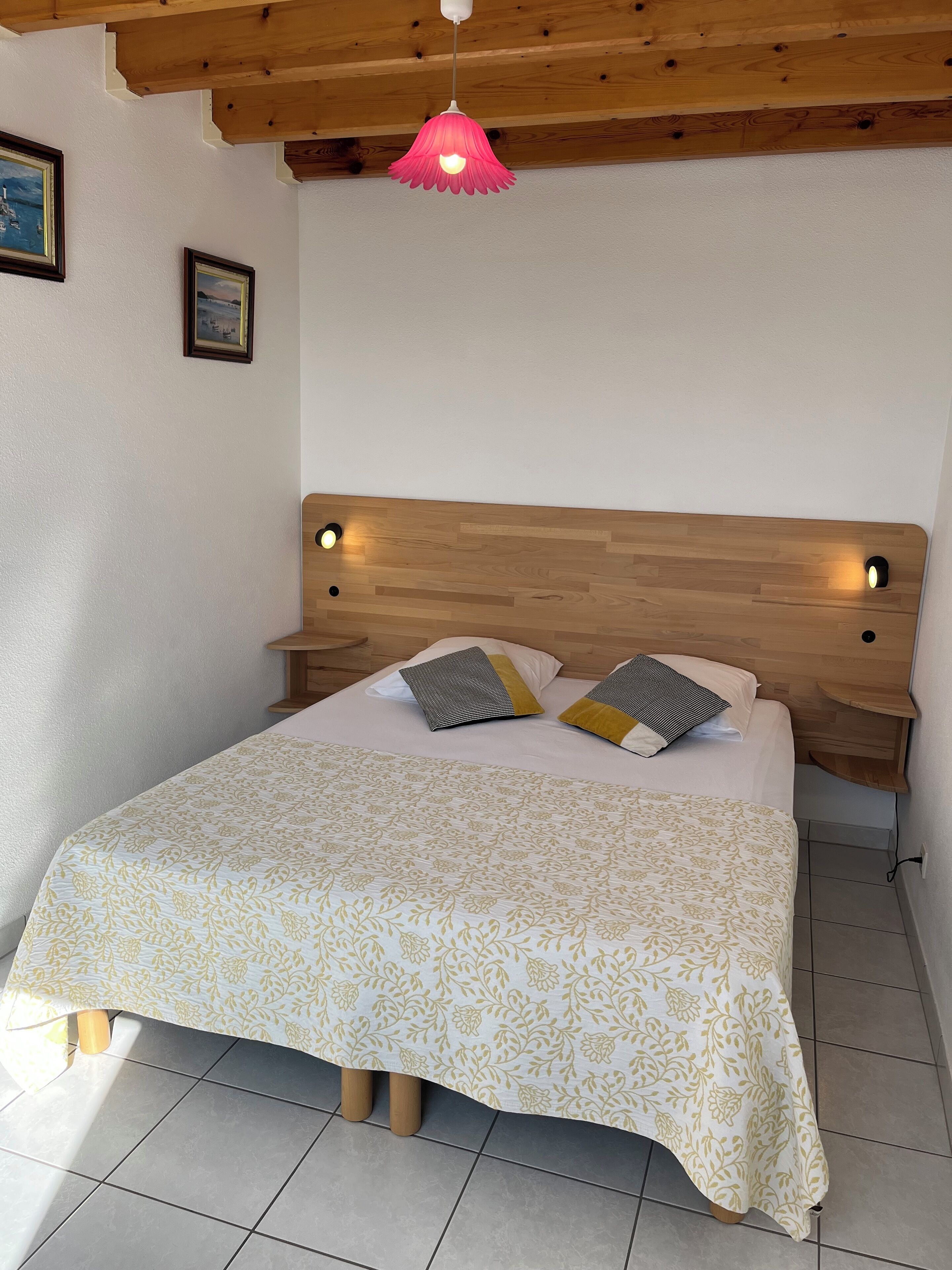2 bedrooms, iron/ironing board, free WiFi