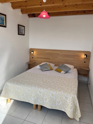 2 bedrooms, iron/ironing board, free WiFi