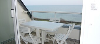 Apartment with access and stunning sea views
