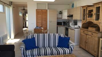 Televisie, een open haard, boeken en een stereo