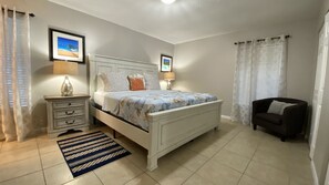 4 slaapkamers, een bureau, een strijkplank/strijkijzer, reisbedje