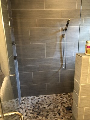 Duschwanne, Haartrockner, Bidet, Handtücher
