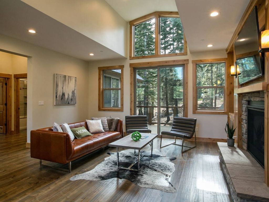 Älytelevisio, takka, musiikkikirjasto, videokirjasto