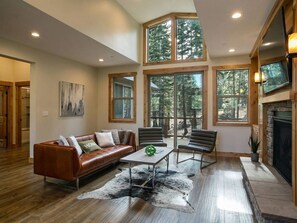 Una Smart TV, una chimenea, una biblioteca de música, una videoteca