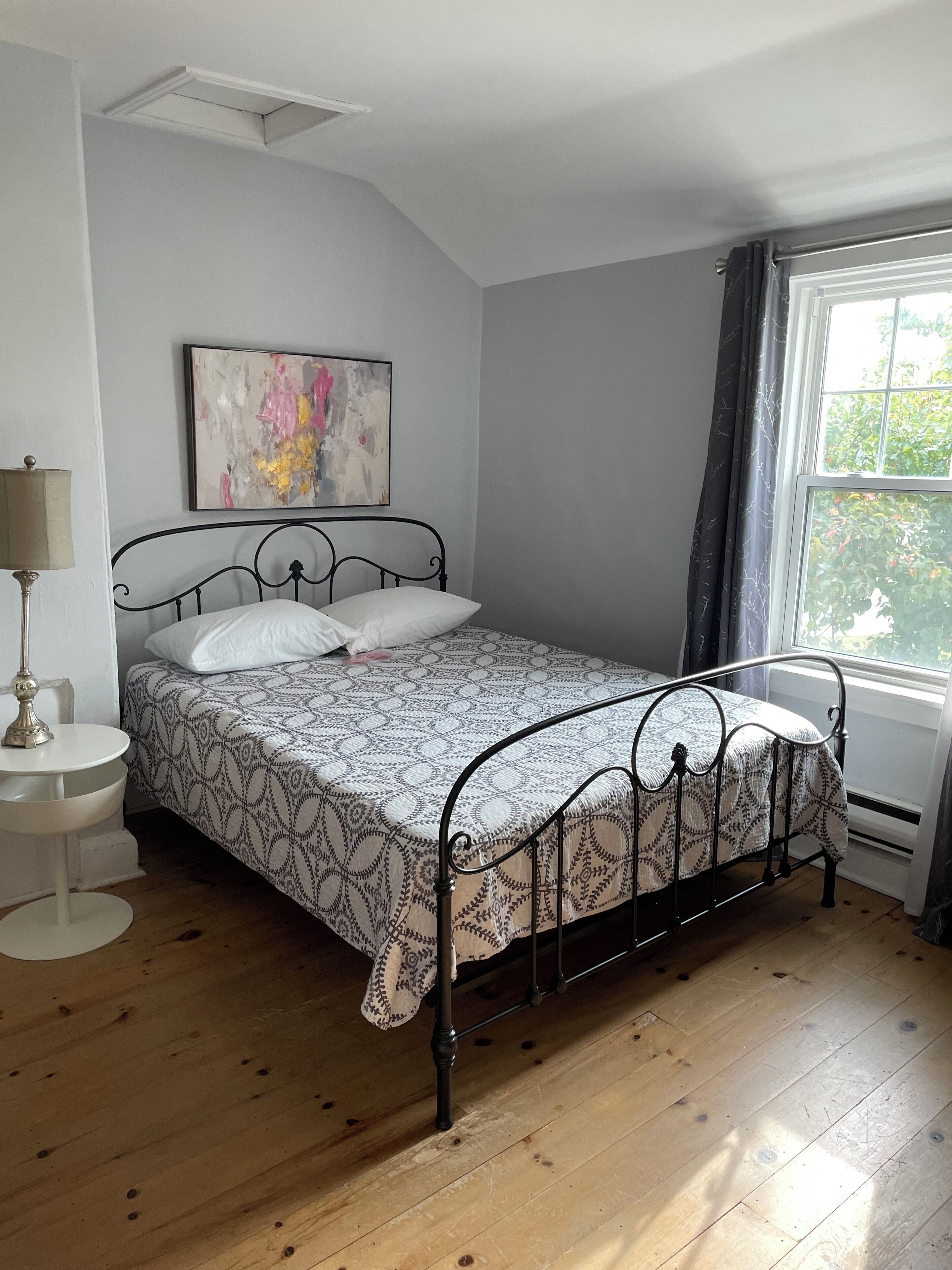 3 bedrooms, desk, iron/ironing board, travel crib