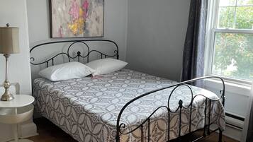 3 bedrooms, desk, iron/ironing board, travel crib