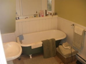 Douche, sĂšche-cheveux, serviettes fournies, savon