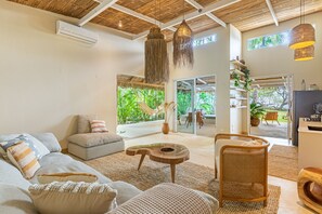 Smart TV, stereo - Beachfront House (Playa Santa Teresa)