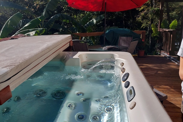 Banyera d'hidromassatge a l'aire lliure