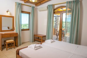 4 bedrooms, iron/ironing board, WiFi, bed sheets - Villa Tinadora: pool, full size tennis court, exercise room & ping pong table (Aghia Triada)
