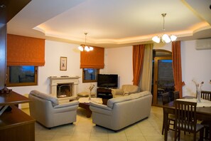 Smart TV, fireplace, ping pong - Villa Tinadora: pool, full size tennis court, exercise room & ping pong table (Aghia Triada)