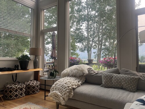 Luxury Home, magnificent Views!
Private Jacuzzi, Walk or Free shuttle to ski!