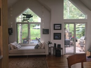 Smart TV, fireplace, video game console, DVD player - Luxury Home, magnificent Views!
Private Jacuzzi, Walk or Free shuttle to ski! (Edwards)