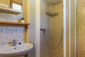 Douche, sèche-cheveux, serviettes fournies, papier toilette