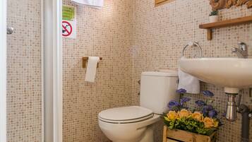 Douche, sĂšche-cheveux, serviettes fournies, papier toilette