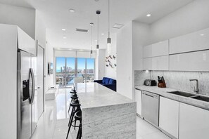 Fridge, microwave, oven, stovetop - Unique Penthouse Condo With Private Terrace (Hallandale Beach)